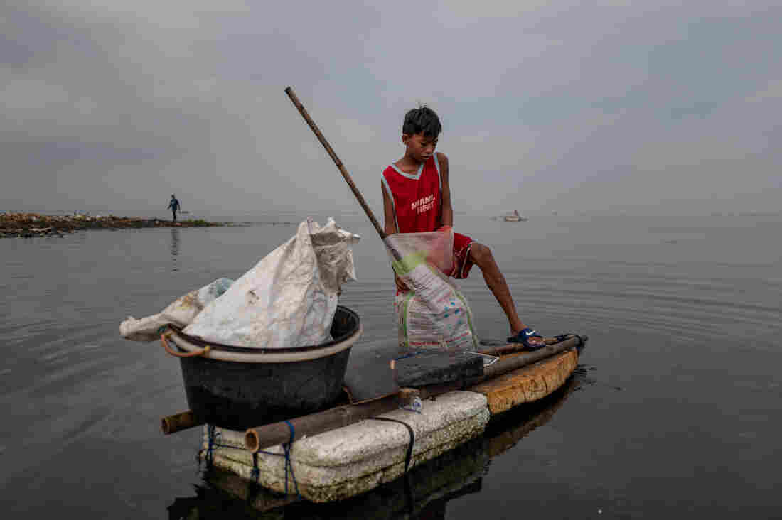 children-Manila-Bay-gathering-recyclables